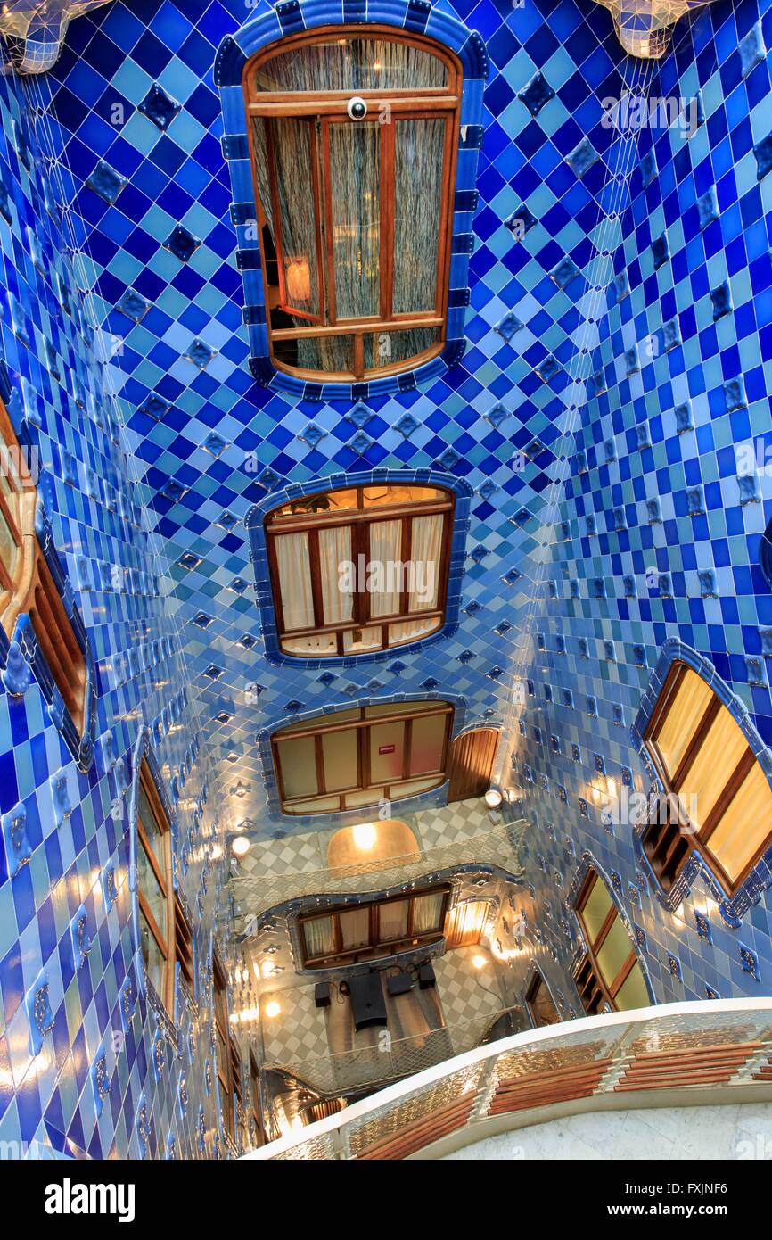 Casa Battlo nel centro della città di Barcellona, Spagna è uno di Antoni Gaudì più famosi edifici. Qui possiamo vedere il cortile interno in t Foto Stock