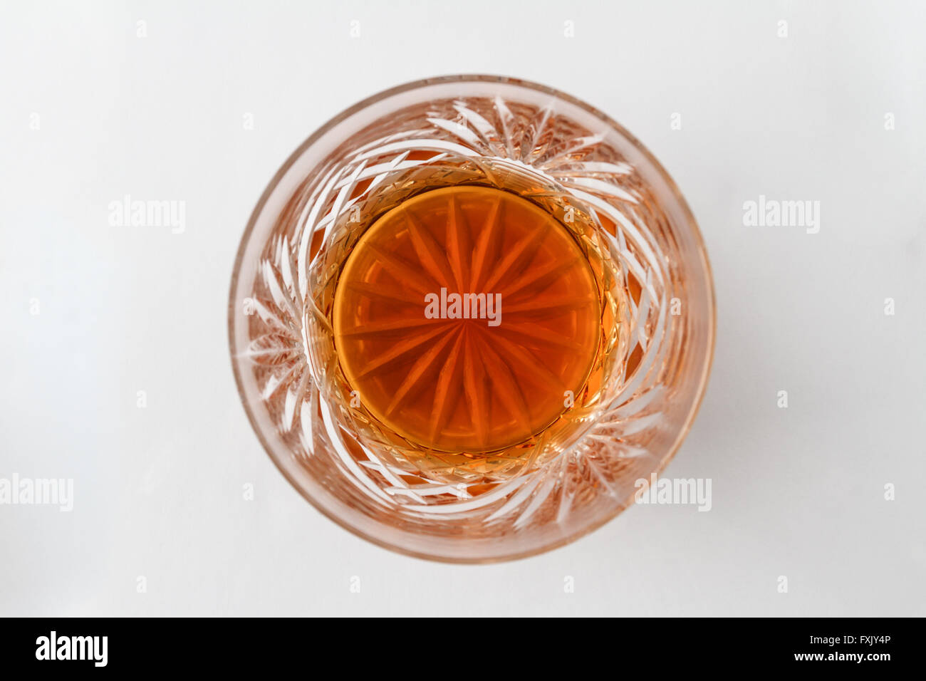 Un vetro contenente un doppio scotch con assenza di ghiaccio dal di sopra Foto Stock