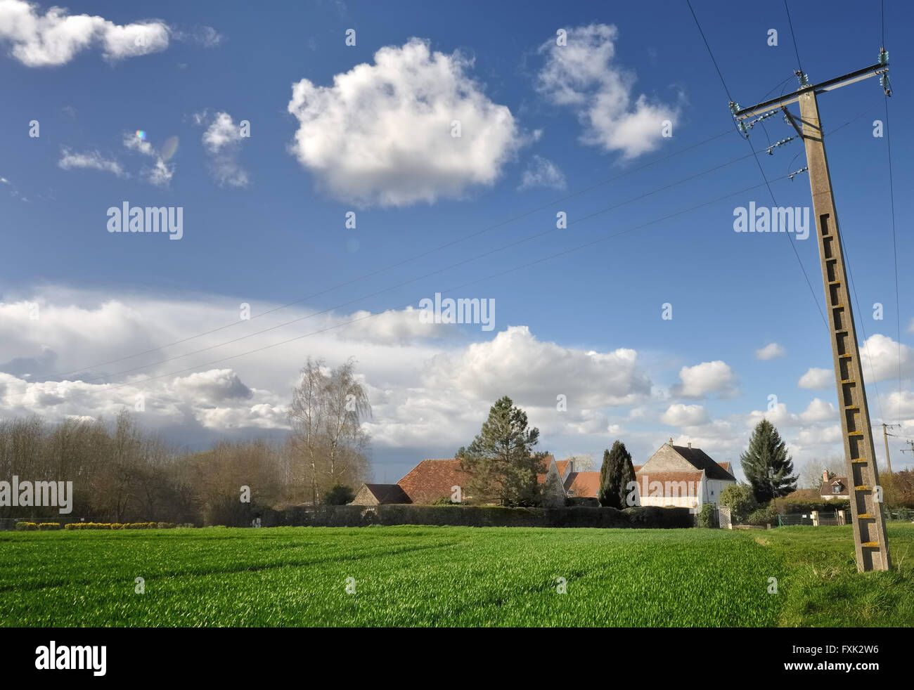 Il francese borgo agricolo sotto il cielo nuvoloso Foto Stock