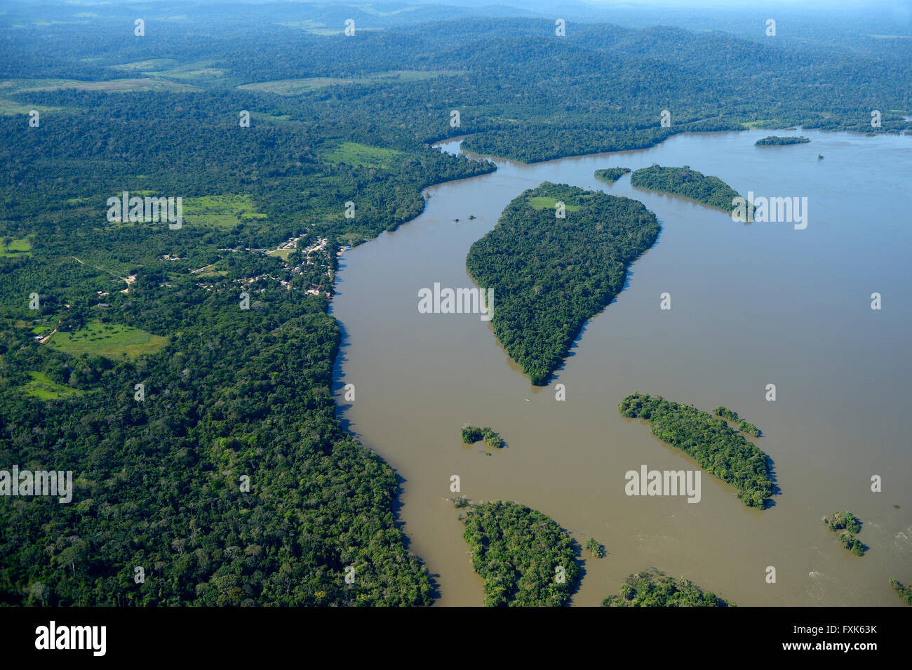 Vista aerea, isole del Rio Tapajos nella foresta amazzonica diga pianificata e inondazioni attraverso la centrale idroelettrica di Sao Foto Stock