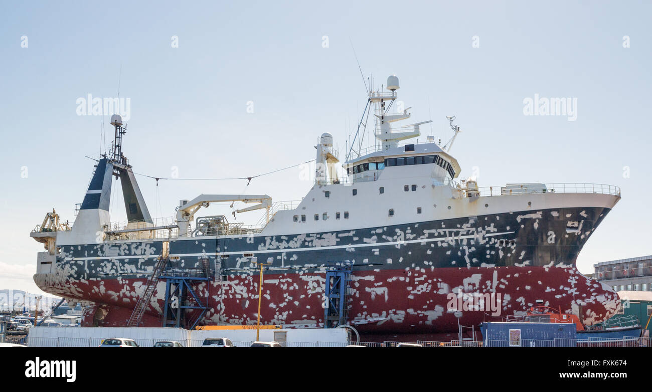 Grande nave in bacino di carenaggio la preparazione per la verniciatura e per le riparazioni Foto Stock