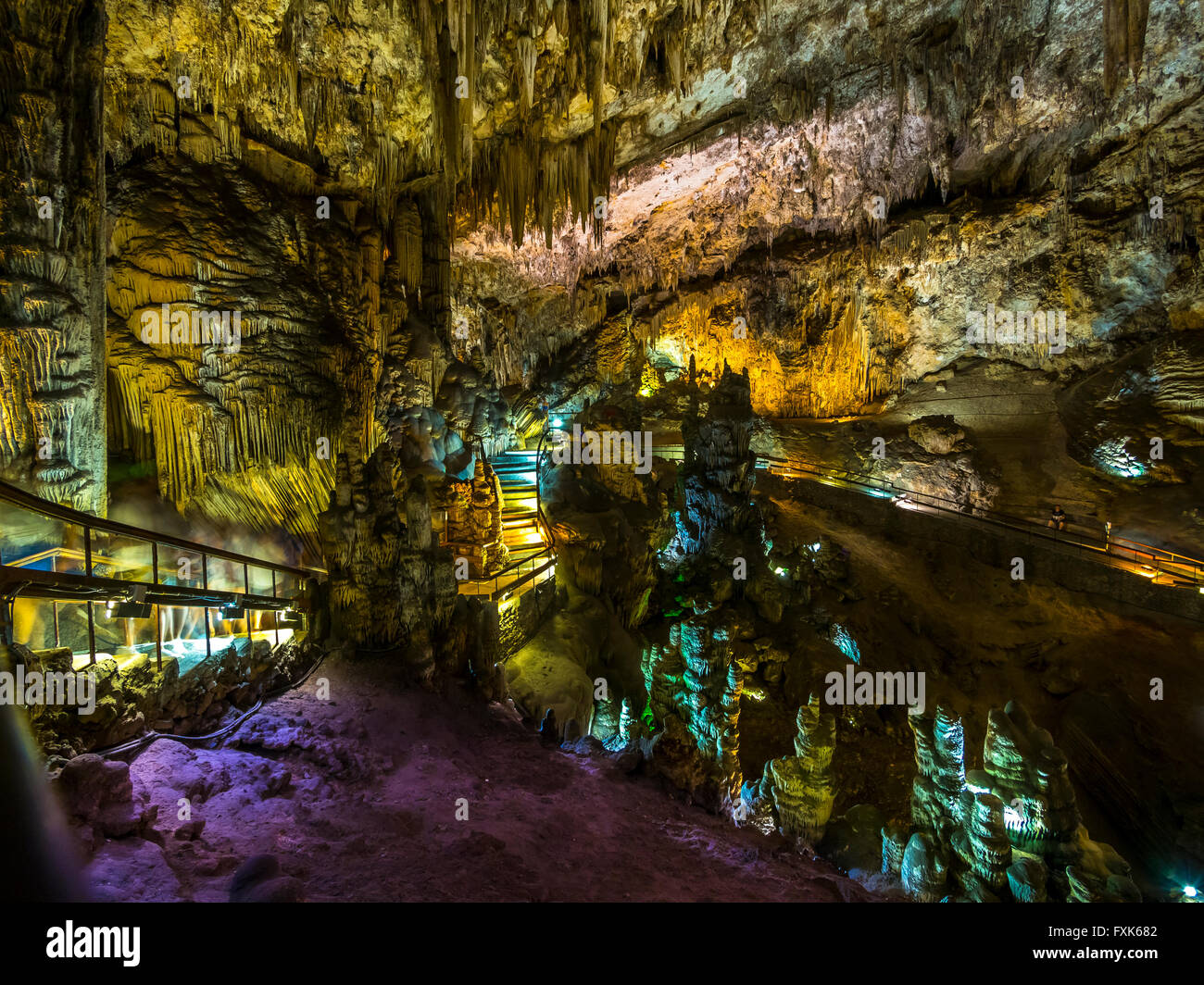 Stalattiti in maniera colorata grotta lit Cuevas de Nerja, Costa del Sol, provincia di Malaga, Andalusia, Spagna Foto Stock