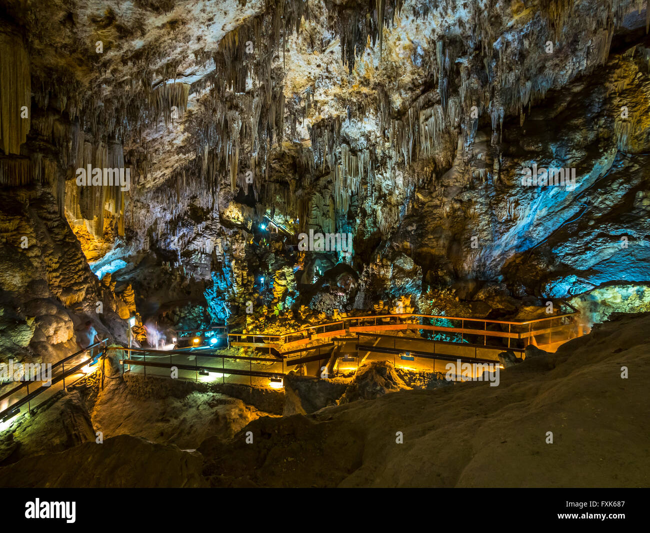 Stalattiti in maniera colorata grotta lit Cuevas de Nerja, Costa del Sol, provincia di Malaga, Andalusia, Spagna Foto Stock