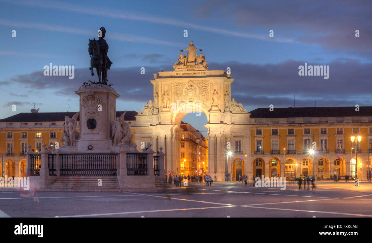 Arco da Vitoria, Arco de la Victoria e la statua equestre di re Jose I. a Praca do Commercio all'imbrunire, Lisbona, Portogallo Foto Stock