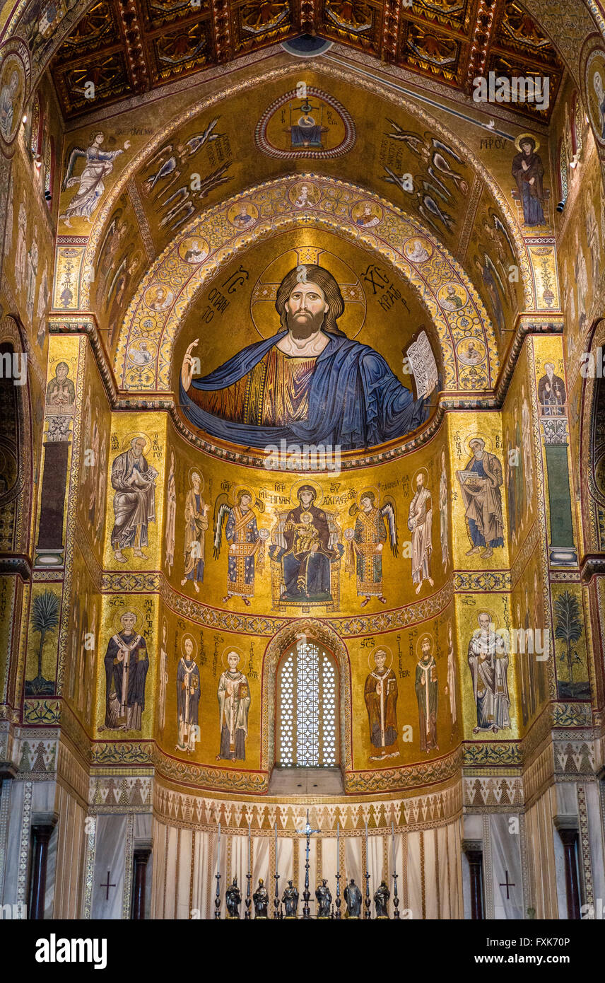 Mosaici bizantini, Cristo Pantocratore, al di sotto della Madonna col Bambino circondata dai santi arcangeli e apostoli, abside e coro, Monreale Foto Stock