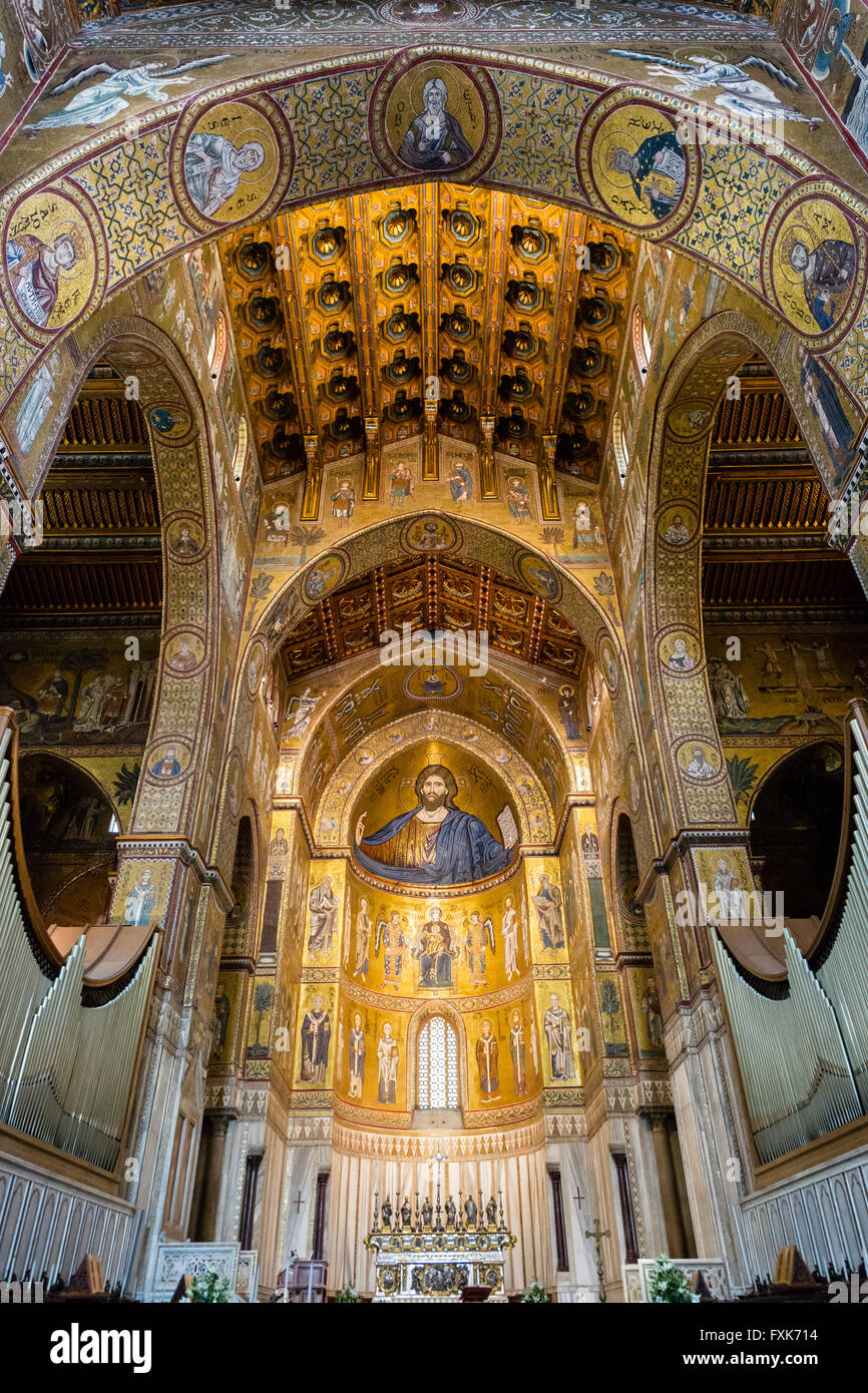 Mosaici bizantini, Cristo Pantocratore, al di sotto della Madonna col Bambino circondata dai santi arcangeli e apostoli, abside e coro, Monreale Foto Stock