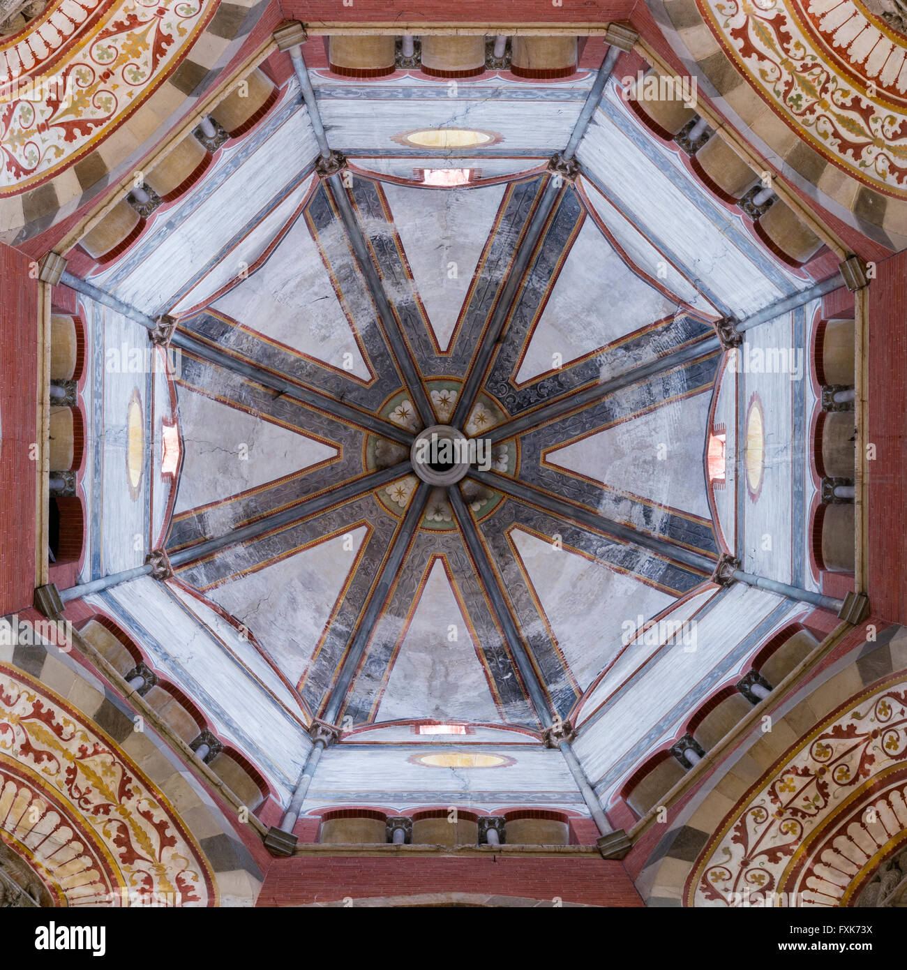 Incrocio con tholobate e cupola, St. Andrew's Basilica, Basilica di Sant'Andrea, architettura gotica, Vercelli Piemonte, Italia Foto Stock