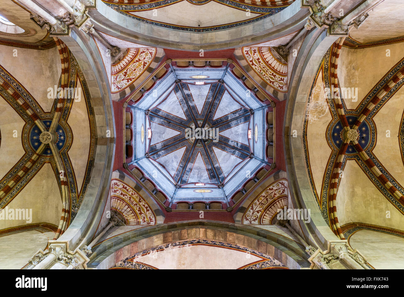 Incrocio con tholobate e cupola, St. Andrew's Basilica, Basilica di Sant'Andrea, architettura gotica, Vercelli Piemonte, Italia Foto Stock