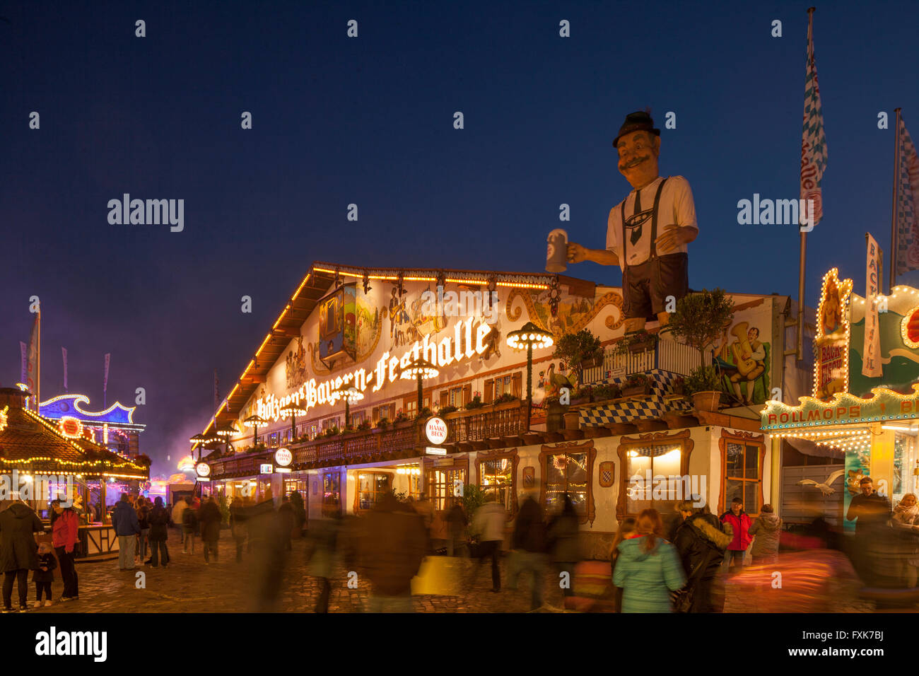 Tenda bavarese sulla fiera del divertimento Bremer: Freimarkt al crepuscolo, Brema, Germania Foto Stock