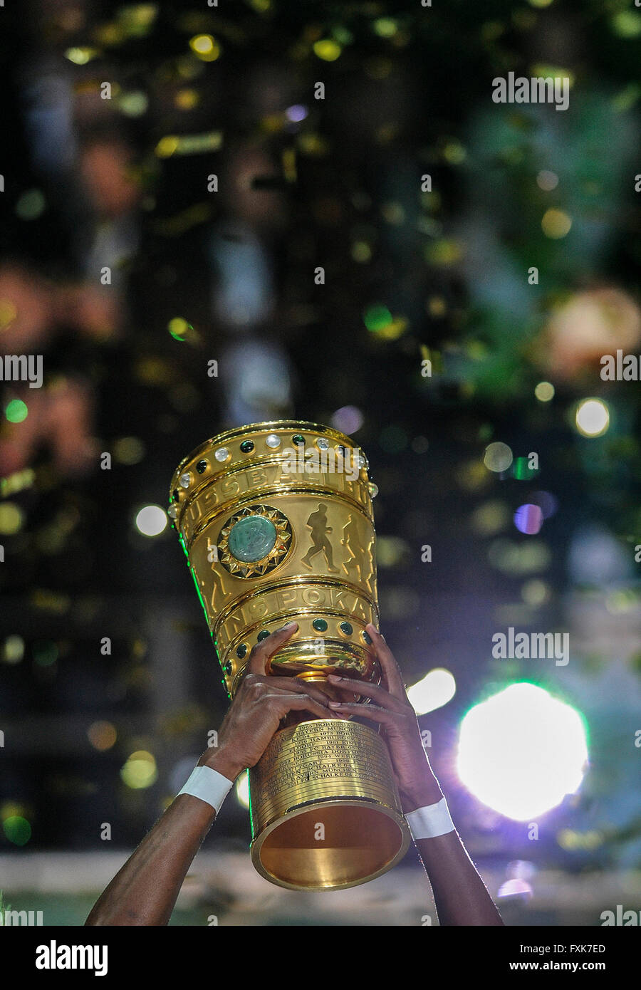 Il calcio tedesco coppa DFB essendo mantenuto in aria, allo Stadio Olimpico di Berlino, Germania Foto Stock
