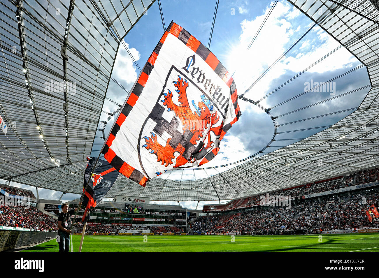 Calcio, lega calcio tedesca, area con posti a sedere con il Leverkusen bandiera, BayArena Leverkusen, Renania settentrionale-Vestfalia, Germania Foto Stock