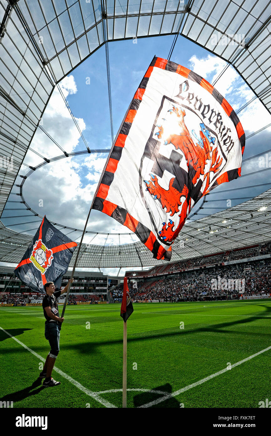 Calcio, lega calcio tedesca, area con posti a sedere con il Leverkusen bandiera, BayArena Leverkusen, Renania settentrionale-Vestfalia, Germania Foto Stock