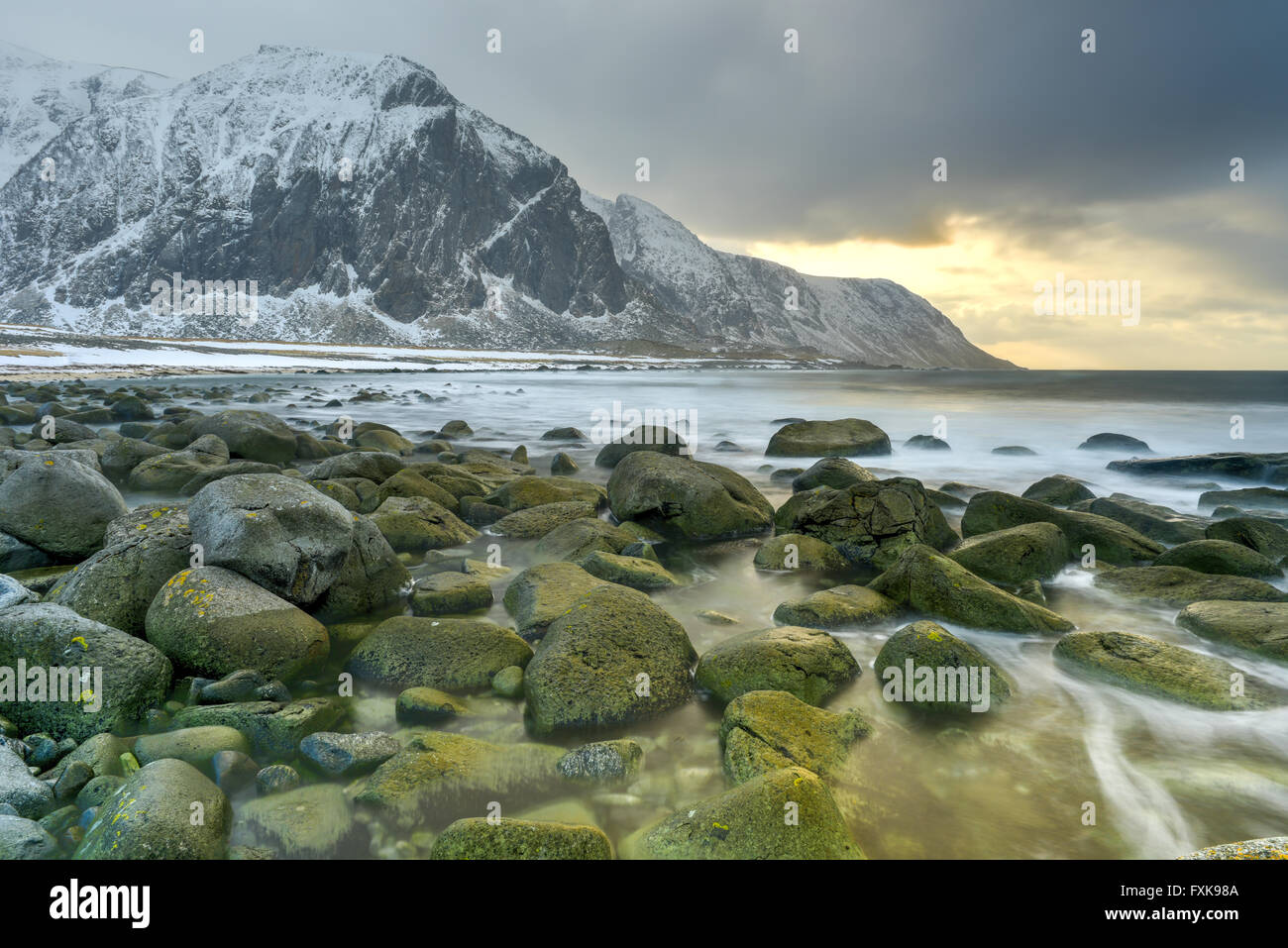 New Scenic 5 posti spiaggia di ciottoli di Eggum, Isole Lofoten artico, Norvegia, Scandinavia, Europa su un nuvoloso, giorno d'inverno. Foto Stock