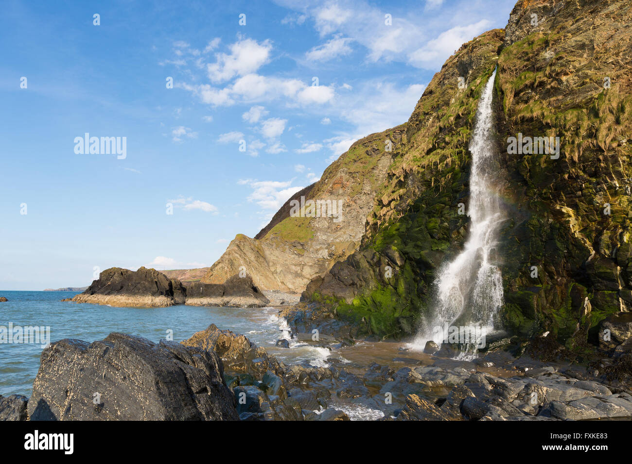 A cascata spiaggia di Tresaith, Cardigan Bay, il Galles. Foto Stock