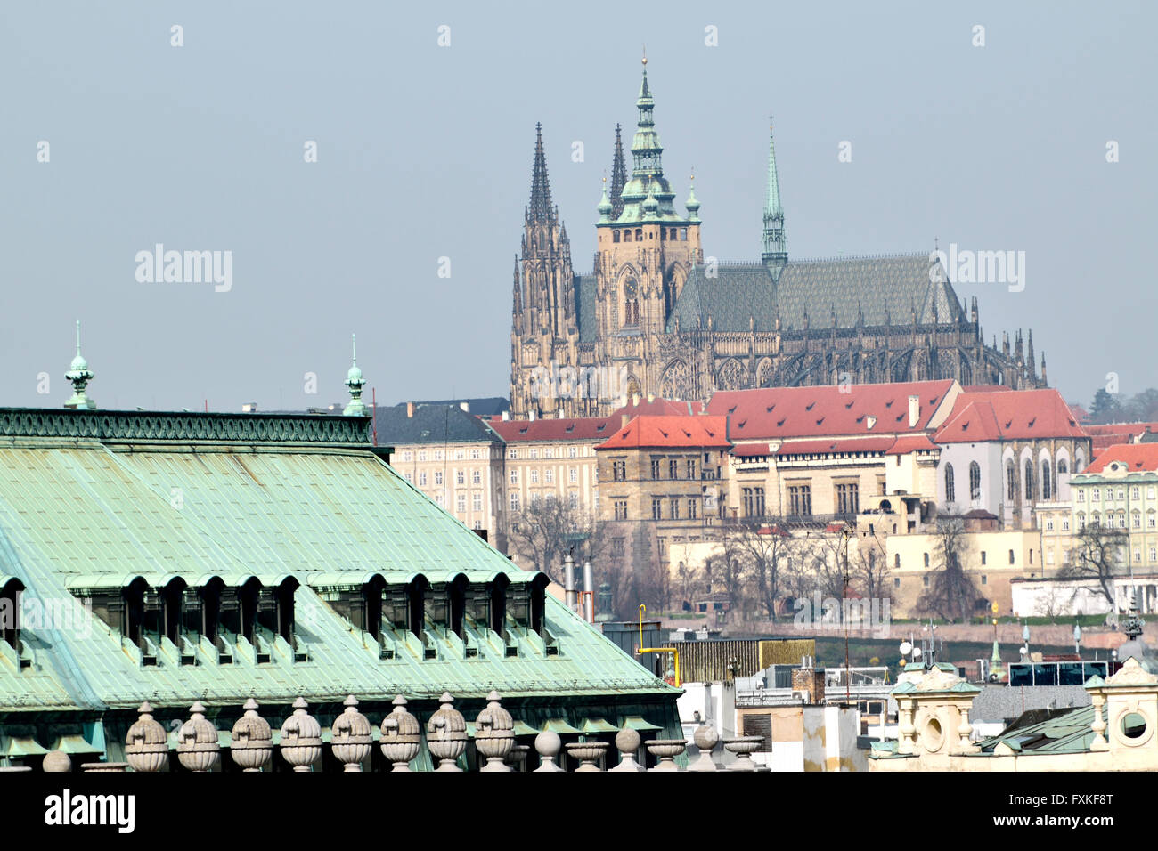 Praga, Repubblica Ceca. La Cattedrale di San Vito si vede da Hlavni nadrazi stazione ferroviaria principale Foto Stock