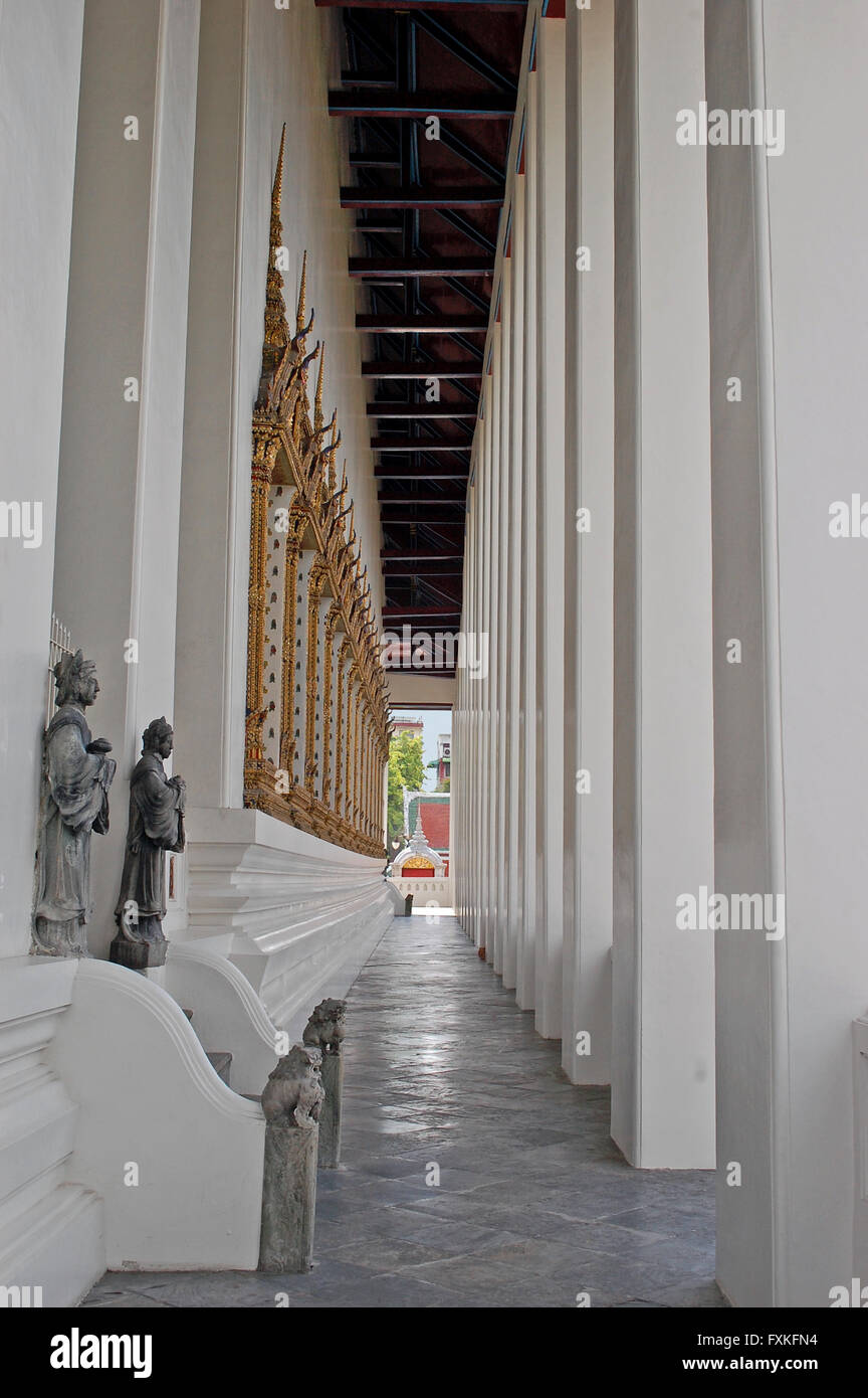 Una lunga passerella passerella coperta all'ingresso di un tempio buddista in Thailandia Foto Stock