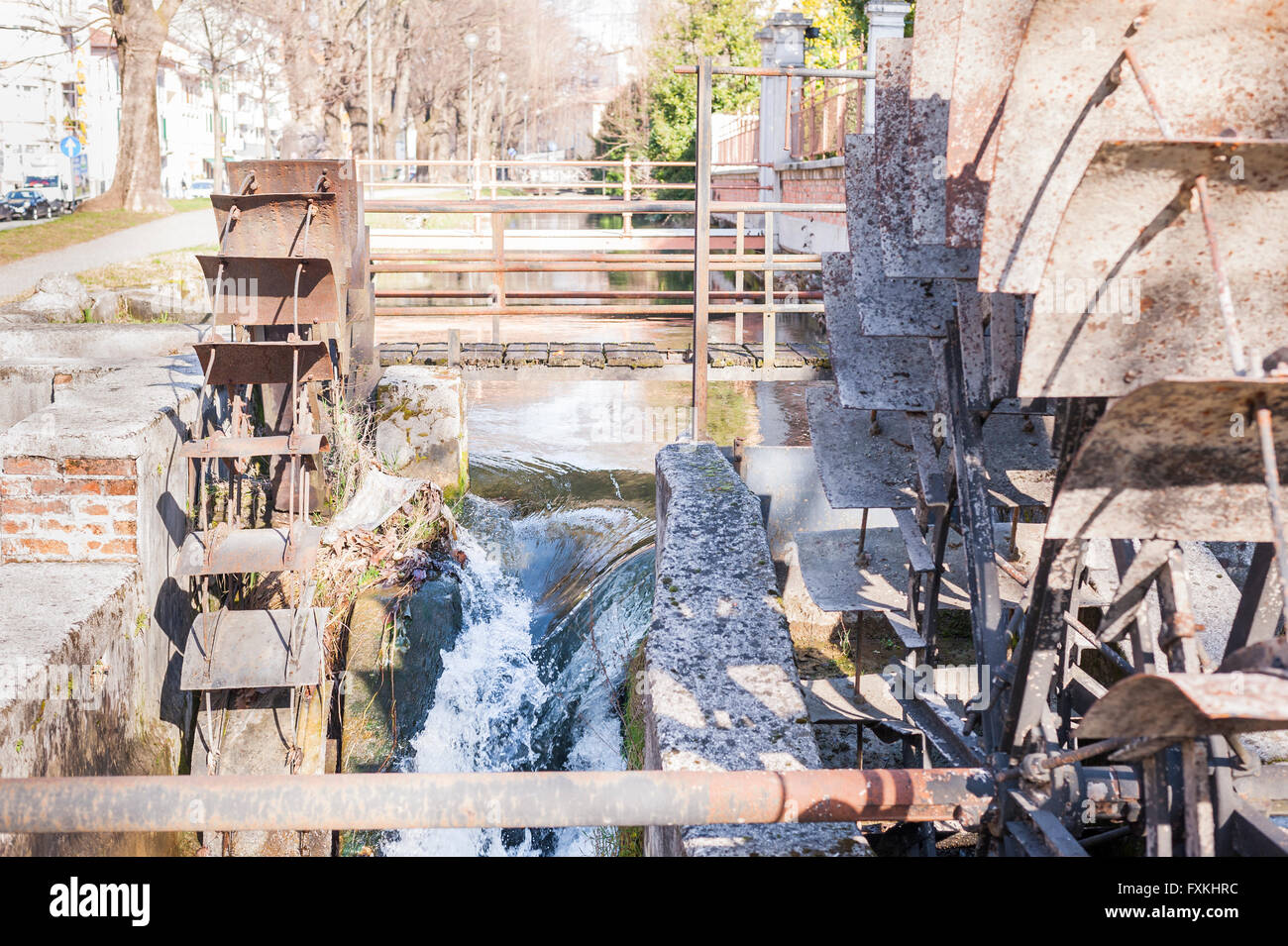 Vecchio ferro da stiro a ruota di un mulino ad acqua. Le rovine di un mulino ad acqua. Foto Stock