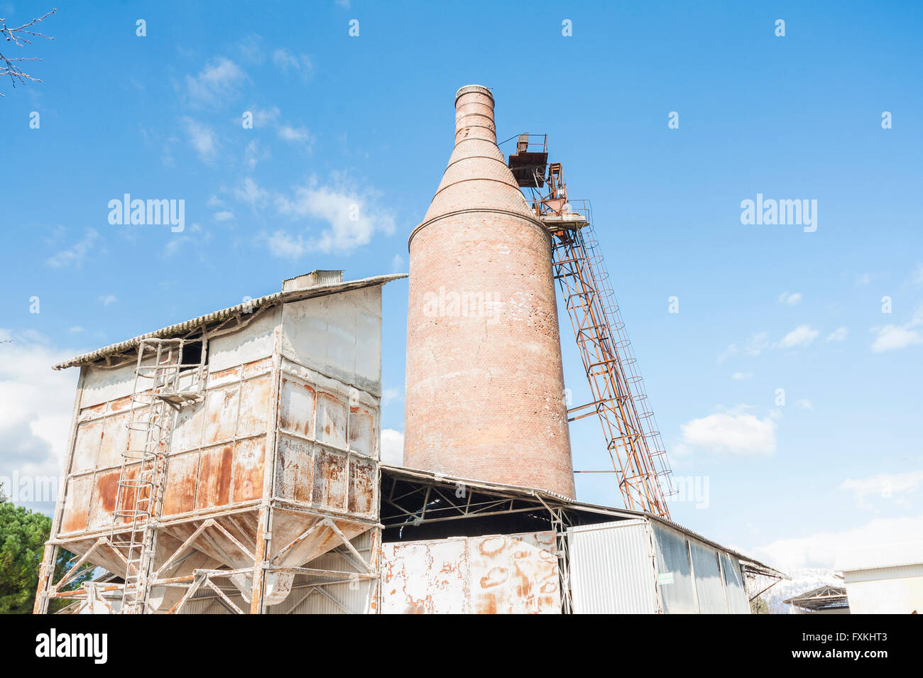 Il vecchio sistema con forno e silos, per la produzione di calce. Foto Stock