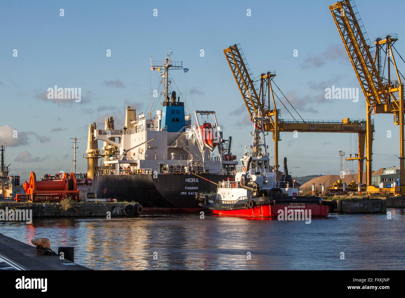 Il petrolio del Mare del Nord le navi in porto per la manutenzione Foto Stock