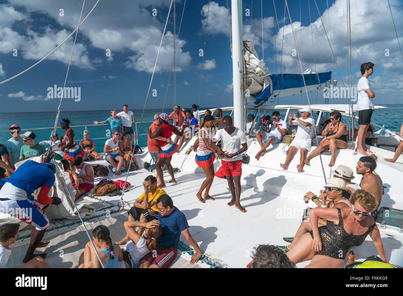 I turisti e gli esecutori ballare su un catamarano escursione a Isla Saona, Parque Nacional del Este, Repubblica Dominicana, Carribe Foto Stock