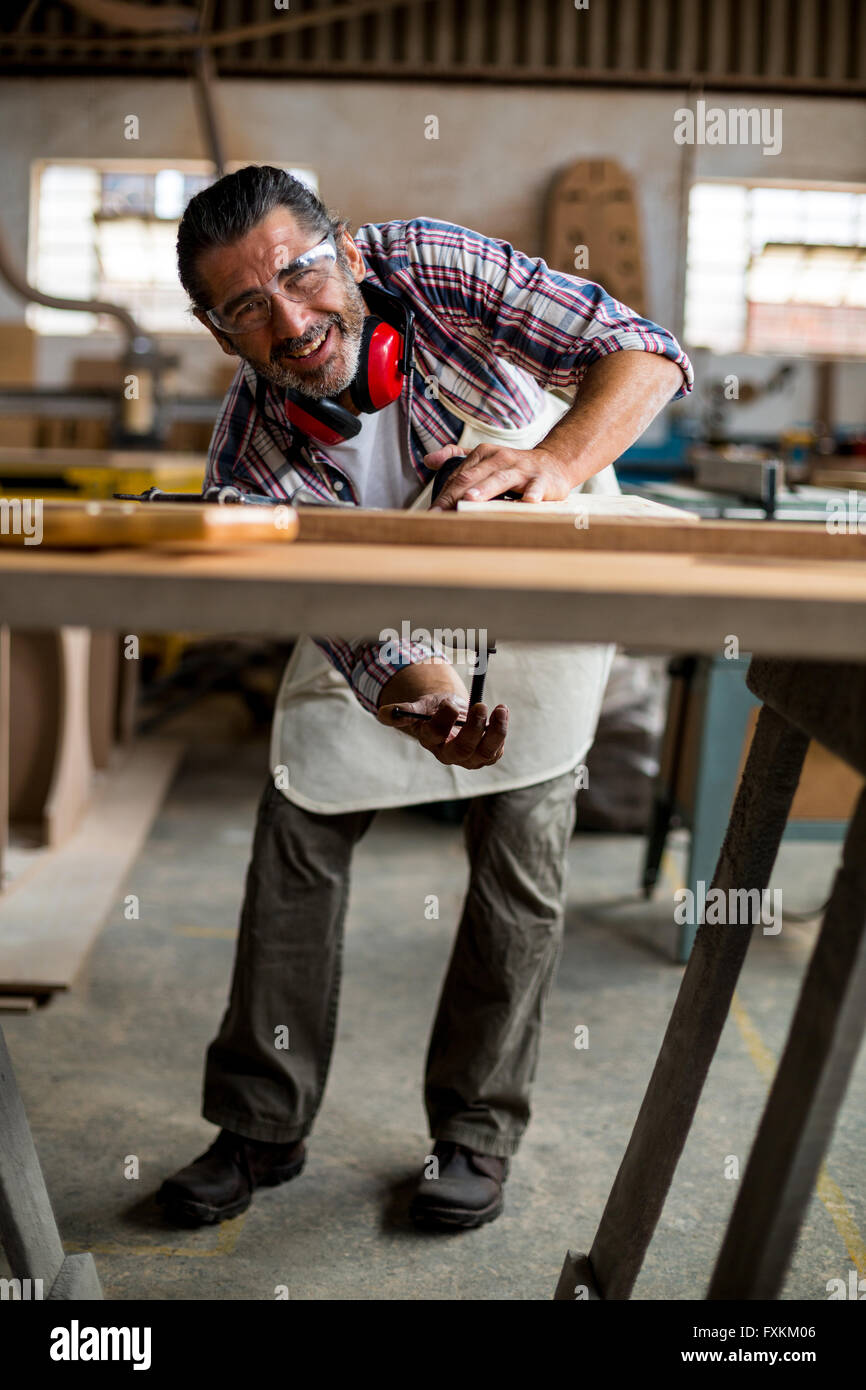 Carpenter lavorando su tavola in legno in workbench Foto Stock