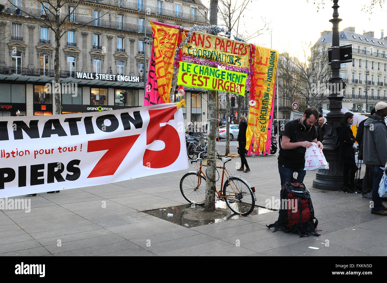 Parigi, Francia. Il 15 aprile, 2016. Migliaia di militanti della Nuit debout (Notte) crescente movimento presso la Place de la Republique a Parigi. Centinaia di persone hanno occupato la piazza per mostrare, in un primo momento la loro opposizione alle riforme del lavoro nella scia della dimostrazione su scala nazionale che ha avuto luogo il 31 marzo. Credito: Fausto Marci/Alamy Live News Foto Stock