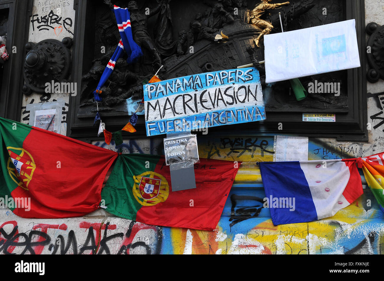 Parigi, Francia. Il 15 aprile, 2016. Migliaia di militanti della Nuit debout (Notte) crescente movimento presso la Place de la Republique a Parigi. Centinaia di persone hanno occupato la piazza per mostrare, in un primo momento la loro opposizione alle riforme del lavoro nella scia della dimostrazione su scala nazionale che ha avuto luogo il 31 marzo. Credito: Fausto Marci/Alamy Live News Foto Stock