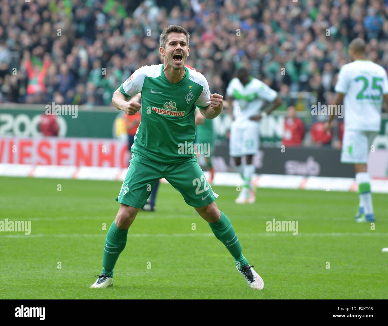 Bremen, Germania. Xvi Apr, 2016. Brema Fin Bartels celebra la sua 2-1 obiettivo durante la Bundesliga tedesca partita di calcio tra Werder Brema e VfL Wolfsburg al Weserstadion di Brema, Germania, 16 aprile 2016. Foto: CARMEN JASPERSEN/dpa (EMBARGO CONDIZIONI - ATTENZIONE: grazie all'accreditamento guidlines, il DFL consente solo la pubblicazione e utilizzazione di fino a 15 immagini per corrispondenza su internet e nei contenuti multimediali in linea durante la partita.) © dpa/Alamy Live News Foto Stock