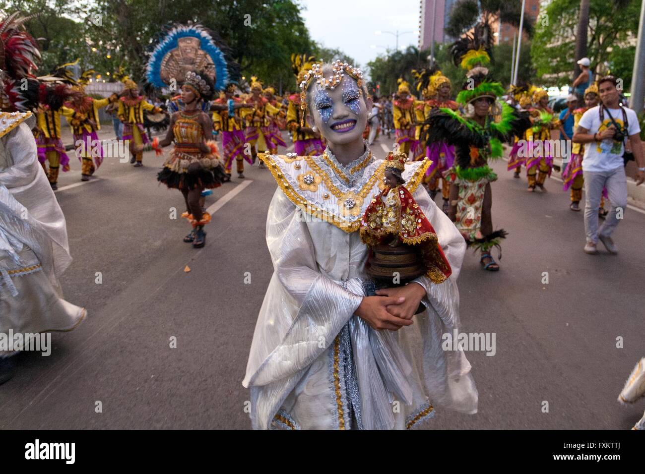 Filippine. Xvi Apr, 2016. Un festival regina contiene una statua del Santo Nino (il bambino Gesù) mentre balli lungo Viale Roxas. Gruppi provenienti da diverse province hanno ballato lungo Viale Roxas a Manila, come si celebra l'annuale festival Aliwan. Il festival mette in mostra le diverse feste celebrate in diverse parti del paese. Credito: J Gerard Seguia/ZUMA filo/Alamy Live News Foto Stock