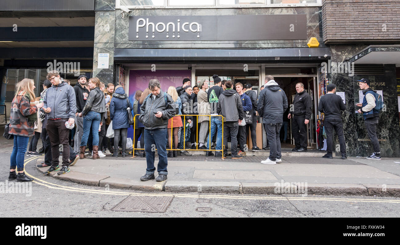 I consumatori indipendenti godendo di Record Store Day in Soho, Londra, Regno Unito. Foto Stock