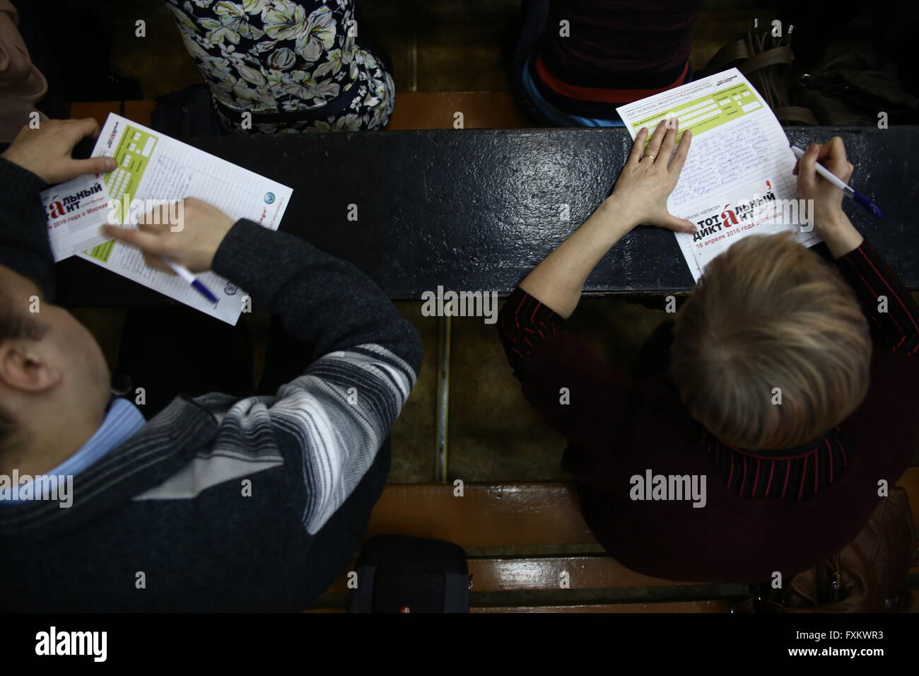 Mosca, Russia. Xvi Apr, 2016. Le persone partecipano al XIII totale la dettatura a Mosca, in Russia, il 16 aprile 2016. In totale la dettatura è un international evento educativo che mira a promuovere la cultura e la lingua russa. Lingua russa di persone in 63 paesi in tutto il mondo, compresa la Cina, possono parteciparvi per verificare la loro conoscenza della lingua russa per libero. © Evgeny Sinitsyn/Xinhua/Alamy Live News Foto Stock