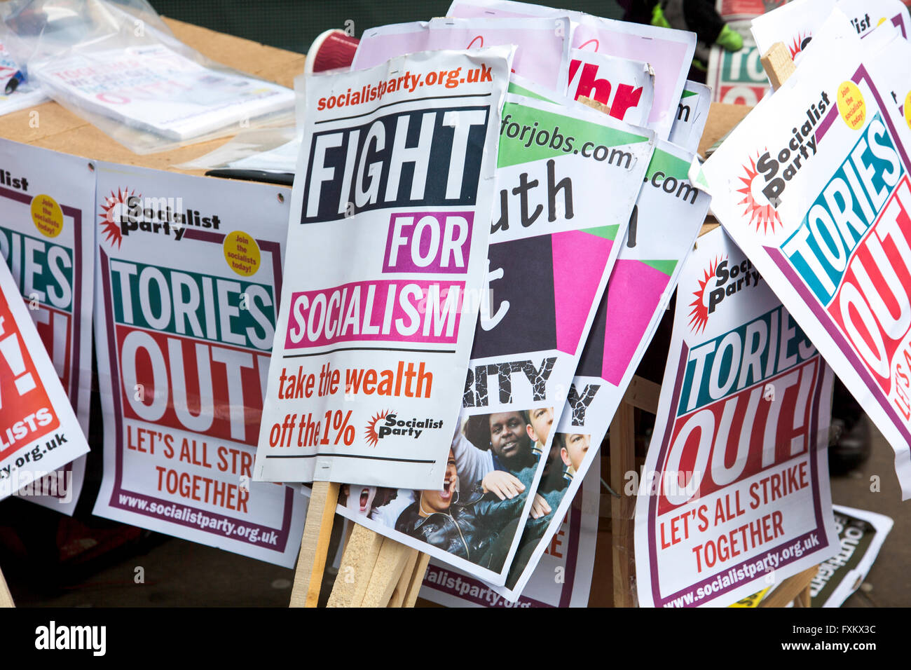 Londra, UK 16 Aprile 2016 - Cameron deve andare di manifestazione nazionale, le persone si sono riuniti a marzo da Euston Road a Trafalgar Square per la salute, Home, posti di lavoro e di istruzione, opponendosi austerità, il governo Tory e David Cameron Credito: Nathaniel Noir/Alamy Live News Foto Stock