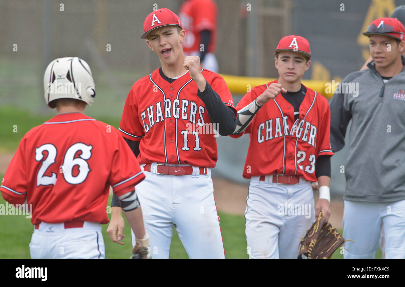 Albuquerque, NM, Stati Uniti d'America. Xvi Apr, 2016. 041616.Albuquerque dell Accademia #11 Sebastian Baca e #23 Mikey Martinez mi congratulo con #26 Chase Weissenborn dopo ha segnato durante la prima partita di sabato il collettore doppio contro San Pio X a San Pio X, Aprile 16, 2016 in Albuquerque, N.M. © Marla Brose/Albuquerque ufficiale/ZUMA filo/Alamy Live News Foto Stock