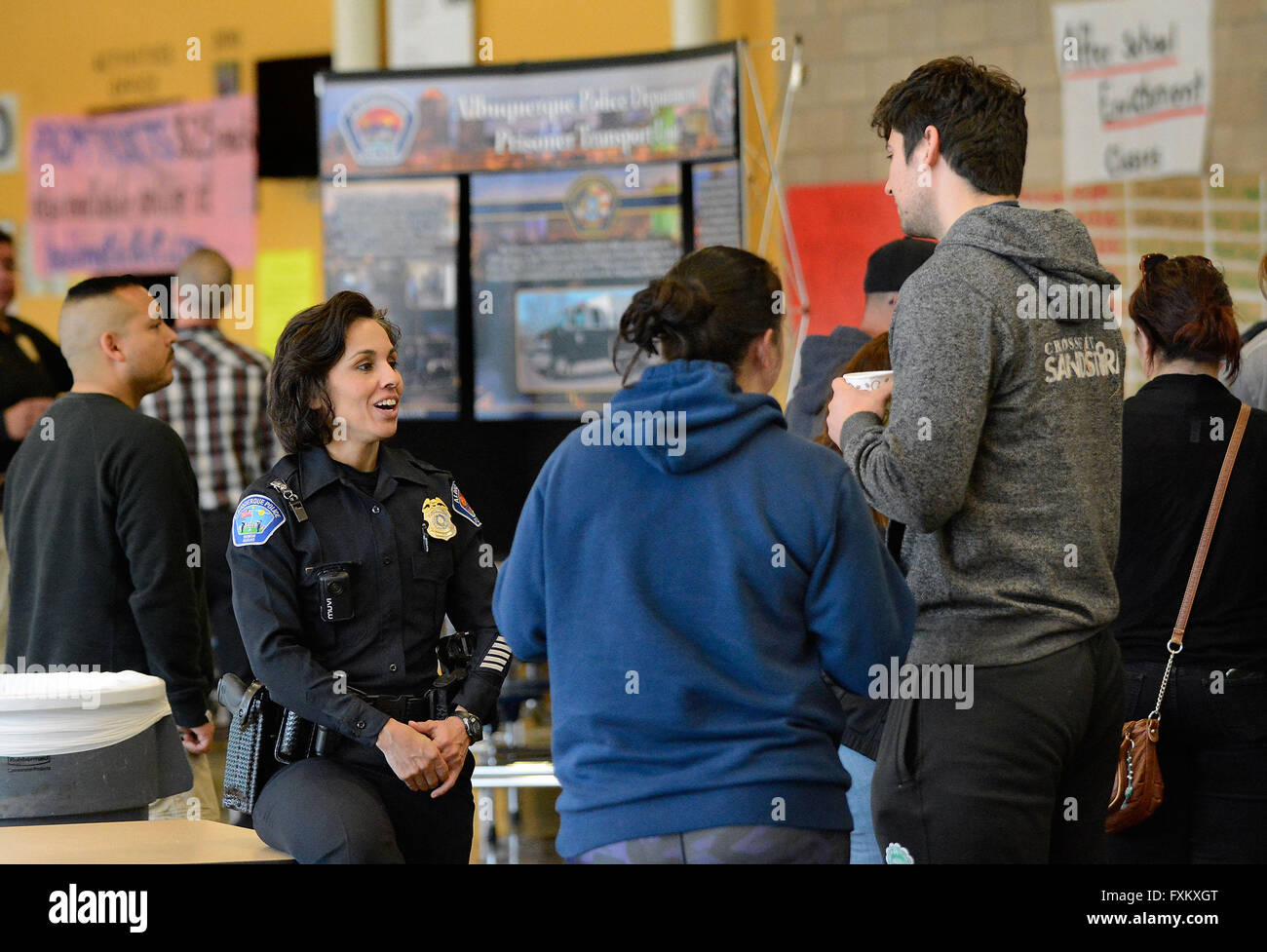 Albuquerque, NM, Stati Uniti d'America. Xvi Apr, 2016. Detective Michelle parla inglese con Dana Ashcraft e Gesù Rios durante il reclutamento APD job fair al patrimonio Atrisco High School. Sabato, Aprile. 16, 2016. © Jim Thompson/Albuquerque ufficiale/ZUMA filo/Alamy Live News Foto Stock