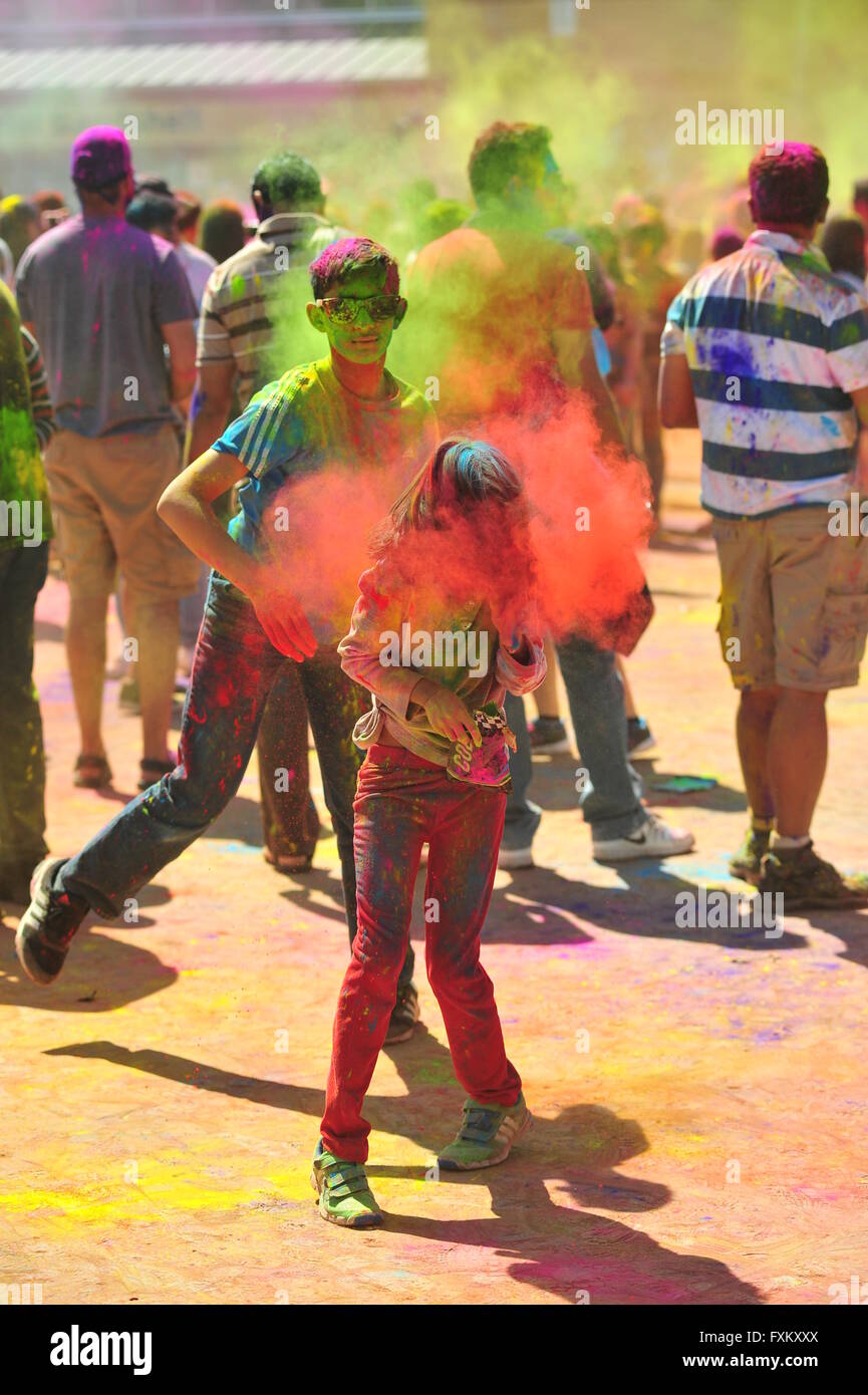 London, Ontario, Canada, 16 Aprile 2016.I bambini buttare polveri colorate a ciascun altro all annuale Holi indù in festa a Londra, Ontario. Holi è noto come il festival di colori e vede i partecipanti di gettare polvere colorata in aria per celebrare l avvento della primavera. Credito: Jonny bianco/Alamy Live News Foto Stock