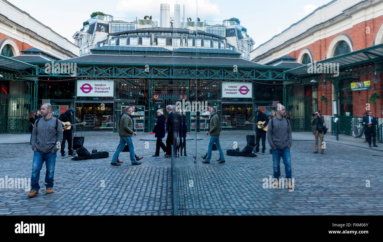 Londra, Regno Unito. Il 16 aprile 2016. La facciata est del famoso edificio di mercato di Covent Garden è rivestita di 32.000 piedi quadrati di specchi producendo una miriade di fantastici riflessi di passanti e nelle vicinanze di architettura. L'installazione, note come "Riflettere London', sarà a posto per otto mesi come esso nasconde le opere per un nuovo ristorante essendo costruito dietro. Credito: Stephen Chung / Alamy Live News Foto Stock