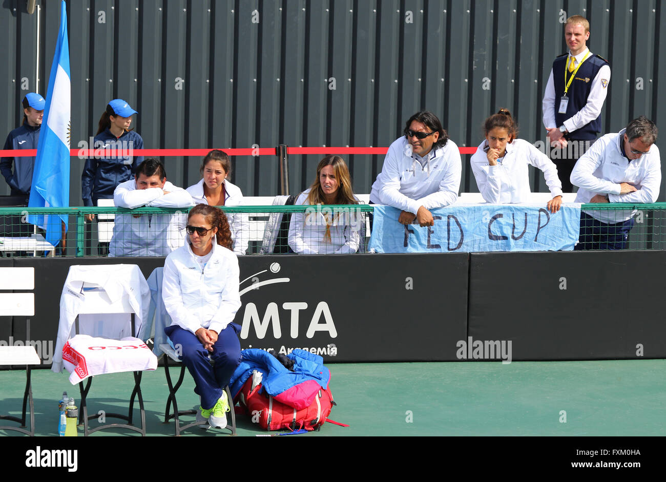 Kiev, Ucraina. 16 Aprile, 2016. Capitano della Squadra Nazionale Argentina Il Maria-Jose Gaidano (su un primo piano) e giocatori argentini guardare durante il BNP Paribas FedCup gioco vs Ucraina Argentina a Campa Bucha Tennis Club a Kiev, Ucraina. Credito: Oleksandr Prykhodko/Alamy Live News Foto Stock