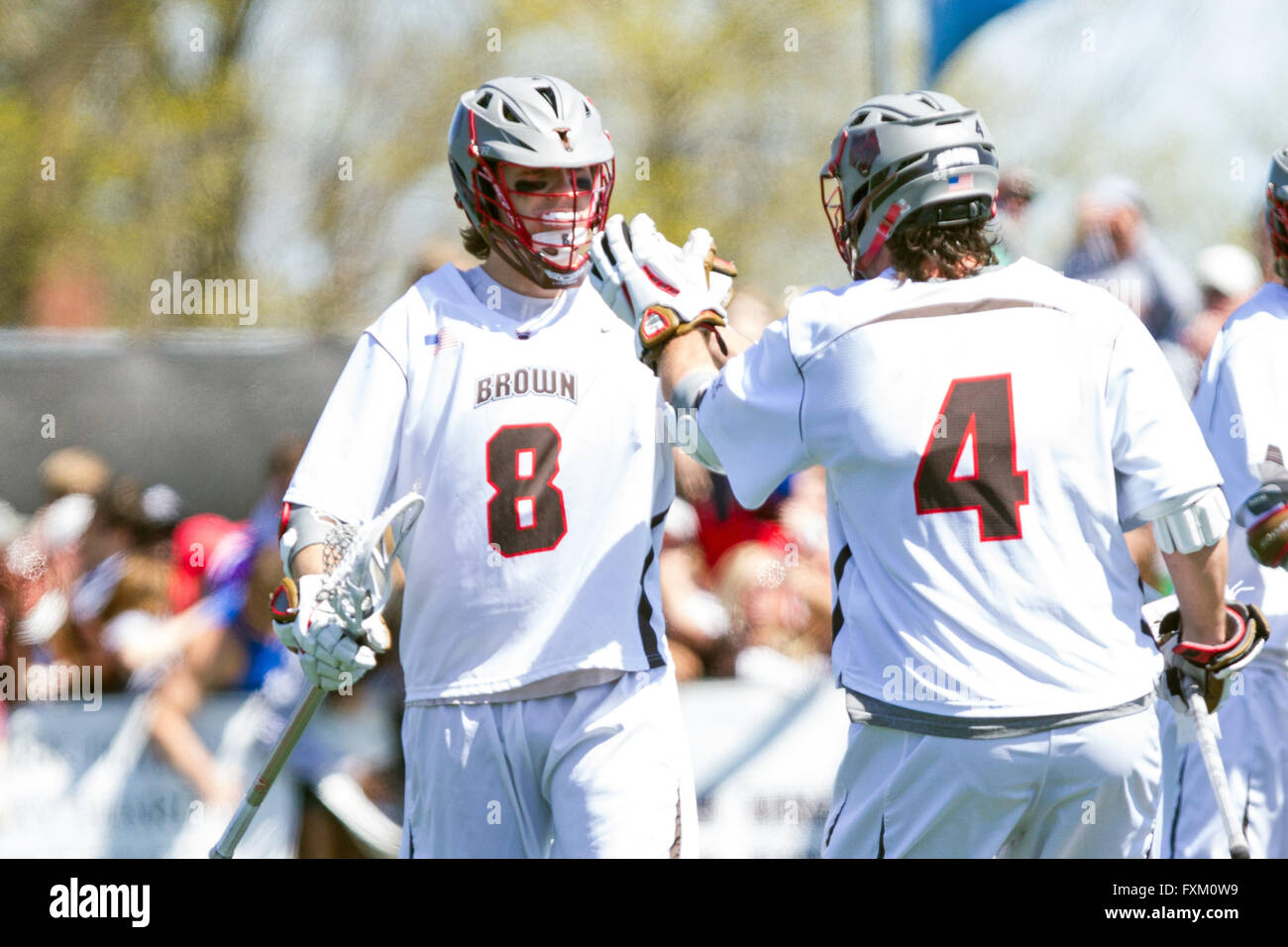 Campo Stevenson-Pincince. Xvi Apr, 2016. RI, USA; Orso Bruno utente malintenzionato Kylor Bellistri (8) e l'orso bruno utente malintenzionato Dylan Molloy (4) celebrare obiettivo durante la prima metà di un NCAA Lacrosse gioco tra Yale Bulldogs e orso bruno in campo Stevenson-Pincince. Brown ha sconfitto la Yale 14-12. M. Anthony Nesmith/Cal Sport Media/Alamy Live News Foto Stock