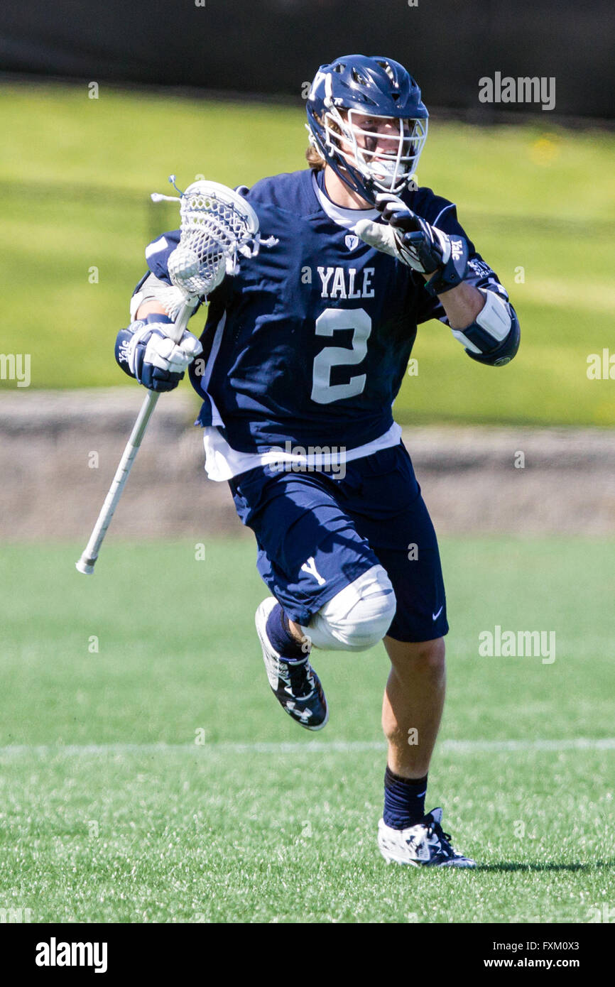 Campo Stevenson-Pincince. Xvi Apr, 2016. RI, USA; Yale Bulldogs utente malintenzionato Ben Reeves (2) in azione durante la seconda metà di un NCAA Lacrosse gioco tra Yale Bulldogs e orso bruno in campo Stevenson-Pincince. Brown ha sconfitto la Yale 14-12. M. Anthony Nesmith/Cal Sport Media/Alamy Live News Foto Stock