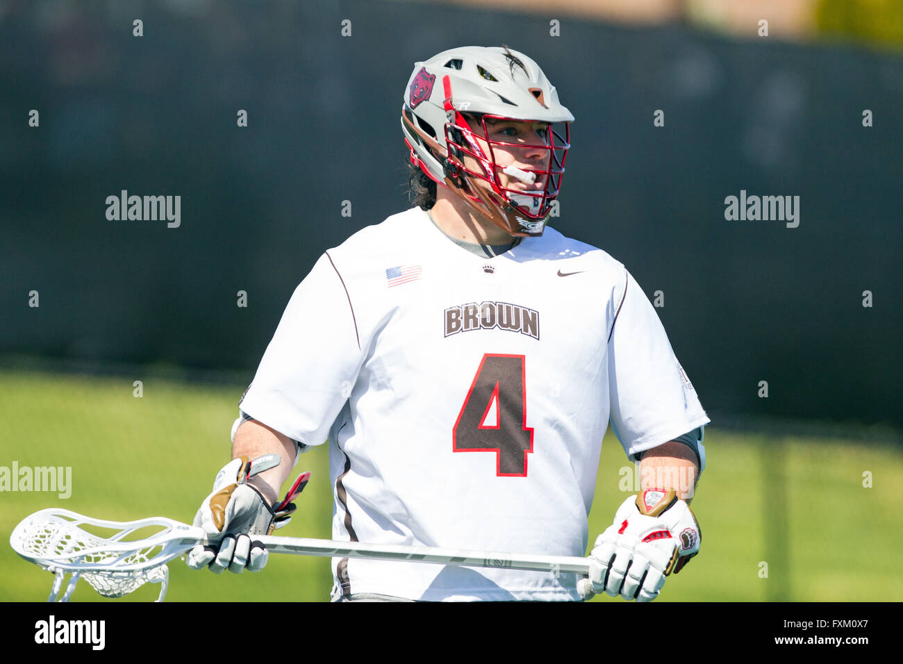 Campo Stevenson-Pincince. Xvi Apr, 2016. RI, USA; Orso Bruno utente malintenzionato Dylan Molloy (4) durante il NCAA Lacrosse gioco tra Yale Bulldogs e orso bruno in campo Stevenson-Pincince. Brown ha sconfitto la Yale 14-12. M. Anthony Nesmith/Cal Sport Media/Alamy Live News Foto Stock