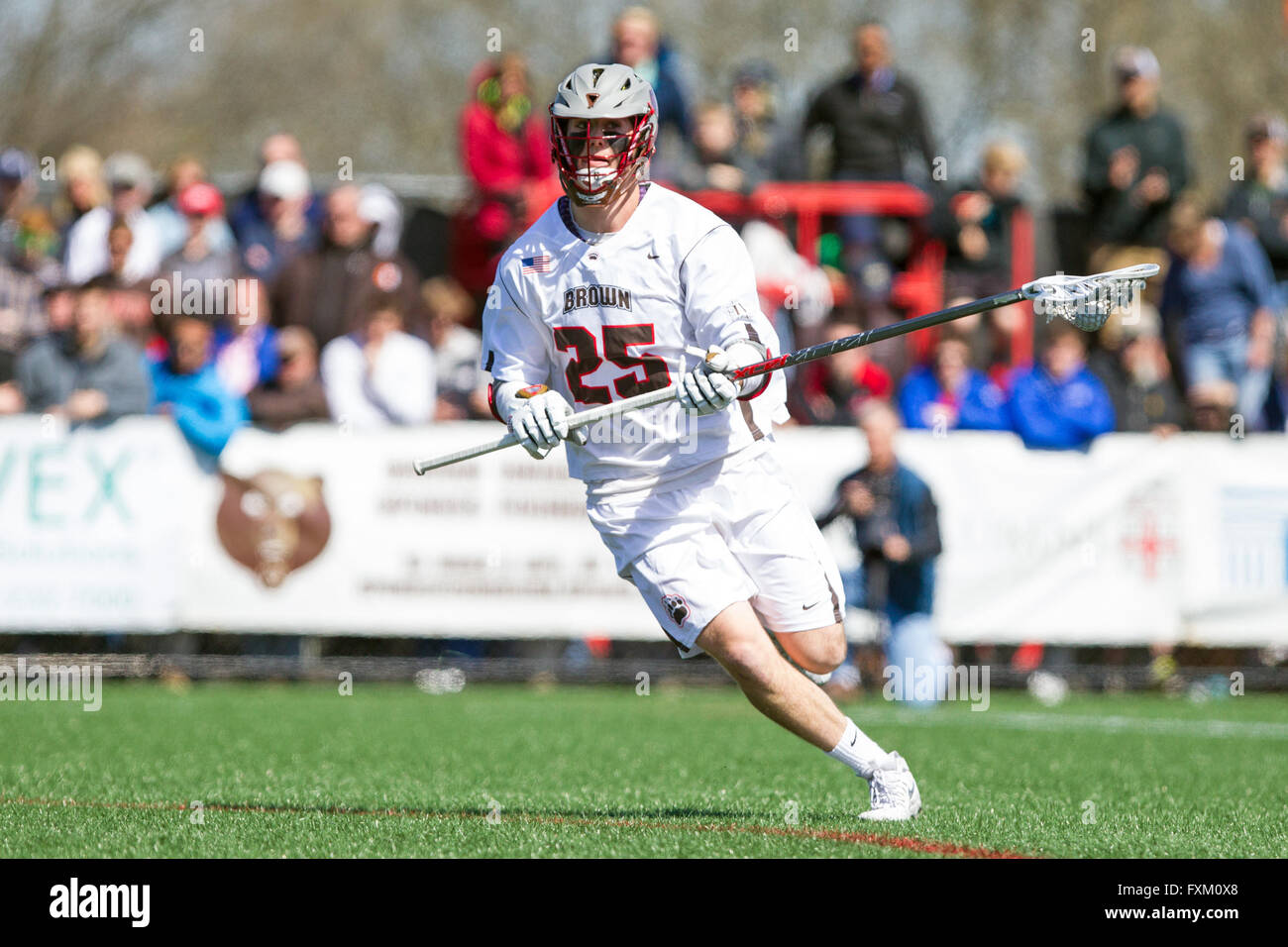 Campo Stevenson-Pincince. Xvi Apr, 2016. RI, USA; Orso Bruno defender Alec Tulett (25) in azione durante la seconda metà di un NCAA Lacrosse gioco tra Yale Bulldogs e orso bruno in campo Stevenson-Pincince. Brown ha sconfitto la Yale 14-12. M. Anthony Nesmith/Cal Sport Media/Alamy Live News Foto Stock