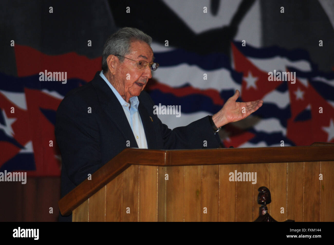 L'Avana, Cuba. Xvi Apr, 2016. Per Cuba Il presidente Raul Castro, fa un discorso in apertura del Settimo Congresso di Cuba del Partito Comunista (PCC), presso il Palazzo Congressi di Havana, capitale di Cuba, il 16 aprile 2016. Il Presidente cubano Raul Castro il Sabato chiamati per le politiche e le riforme costituzionali per l'isola del sistema socialista e messo in guardia gli Stati Uniti " Reali intenzioni' nel ricucire i legami con la nazione caraibica. © Emilio Herrera/Prensa Latina/Xinhua/Alamy Live News Foto Stock