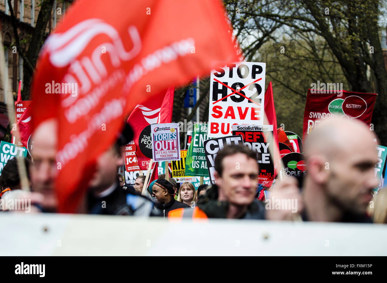 Londra, Regno Unito. 16 Aprile, 2016. Principali Anti-Austerity dimostrazione, sostenuta da grandi sindacati, campagna le organizzazioni e gli individui inclusi Charlotte Church è organizzato intorno lo slogan 'Cameron deve andare - Tories fuori!' e le 4 esigenze "Salute, da Gower Street a Trafalgar Square, abitazioni, posti di lavoro e di istruzione"., Londra, organizzata dall'assemblea del popolo. Decine di migliaia di persone che protestano contro il governo Tory tagli. Credito: Francesca Moore/Alamy Live News Foto Stock