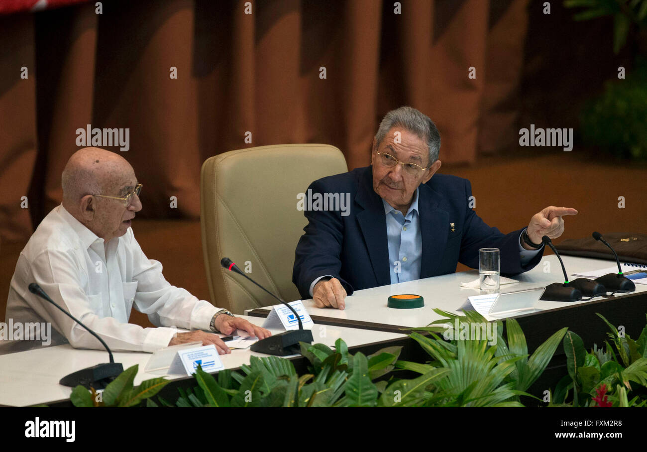 L'Avana, Cuba. Xvi Apr, 2016. Immagine fornita da Cubadebate mostra Cuba Il presidente Raul Castro (R) e il secondo segretario del Partito Comunista di Cuba (PCC, per il suo acronimo in spagnolo) Jose Ramon Machado Ventura (L) che frequentano il VII Congresso del PCC, presso il Palazzo Congressi di Havana, capitale di Cuba, il 16 aprile 2016. Credito: Ismael Francisco/CUBADEBATE/Xinhua/Alamy Live News Foto Stock