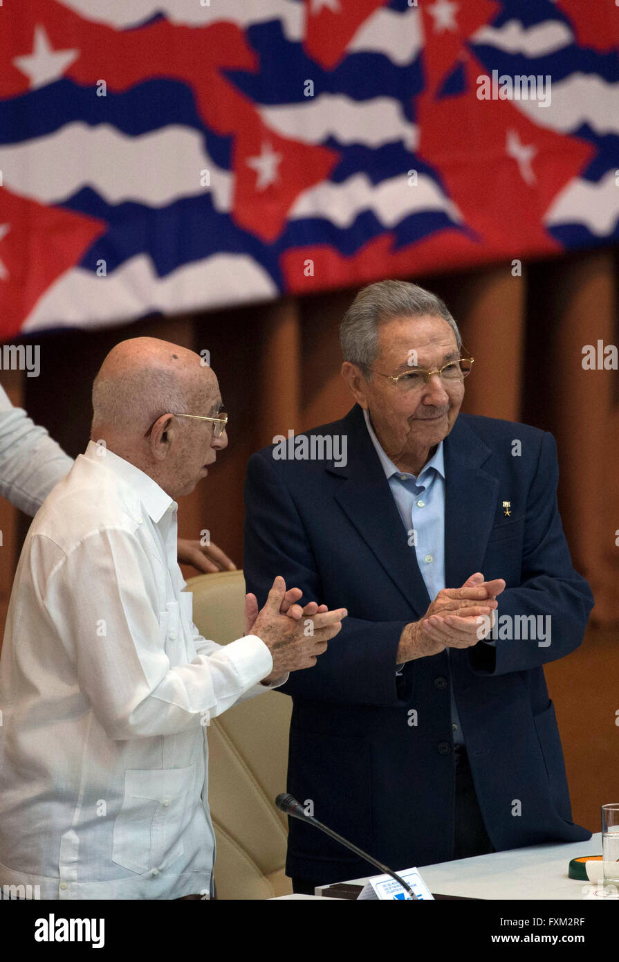 L'Avana, Cuba. Xvi Apr, 2016. Immagine fornita da Cubadebate mostra Cuba Il presidente Raul Castro (R) e il secondo segretario del Partito Comunista di Cuba (PCC, per il suo acronimo in spagnolo) Jose Ramon Machado Ventura (L) che frequentano il VII Congresso del PCC, presso il Palazzo Congressi di Havana, capitale di Cuba, il 16 aprile 2016. Credito: Ismael Francisco/CUBADEBATE/Xinhua/Alamy Live News Foto Stock