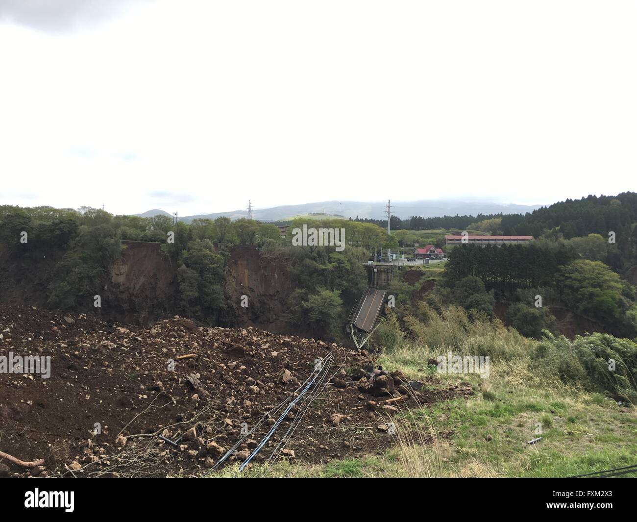 Kumamoto. Xvii Apr, 2016. Foto realizzata il 17 aprile 2016 illustra un ponte distrutto da frane dopo un terremoto nella Prefettura di Kumamoto nel sud-ovest del Giappone. Un potente grandezza-7.3 sisma ha colpito l'isola di Kyushu in Giappone sudoccidentale Sabato precoce appena un giorno dopo un considerevole foreshock ha colpito la regione con il numero di incidenti mortali fermo ora a 41 secondo le ultime cifre di domenica. Credito: Hua Yi/Xinhua/Alamy Live News Foto Stock