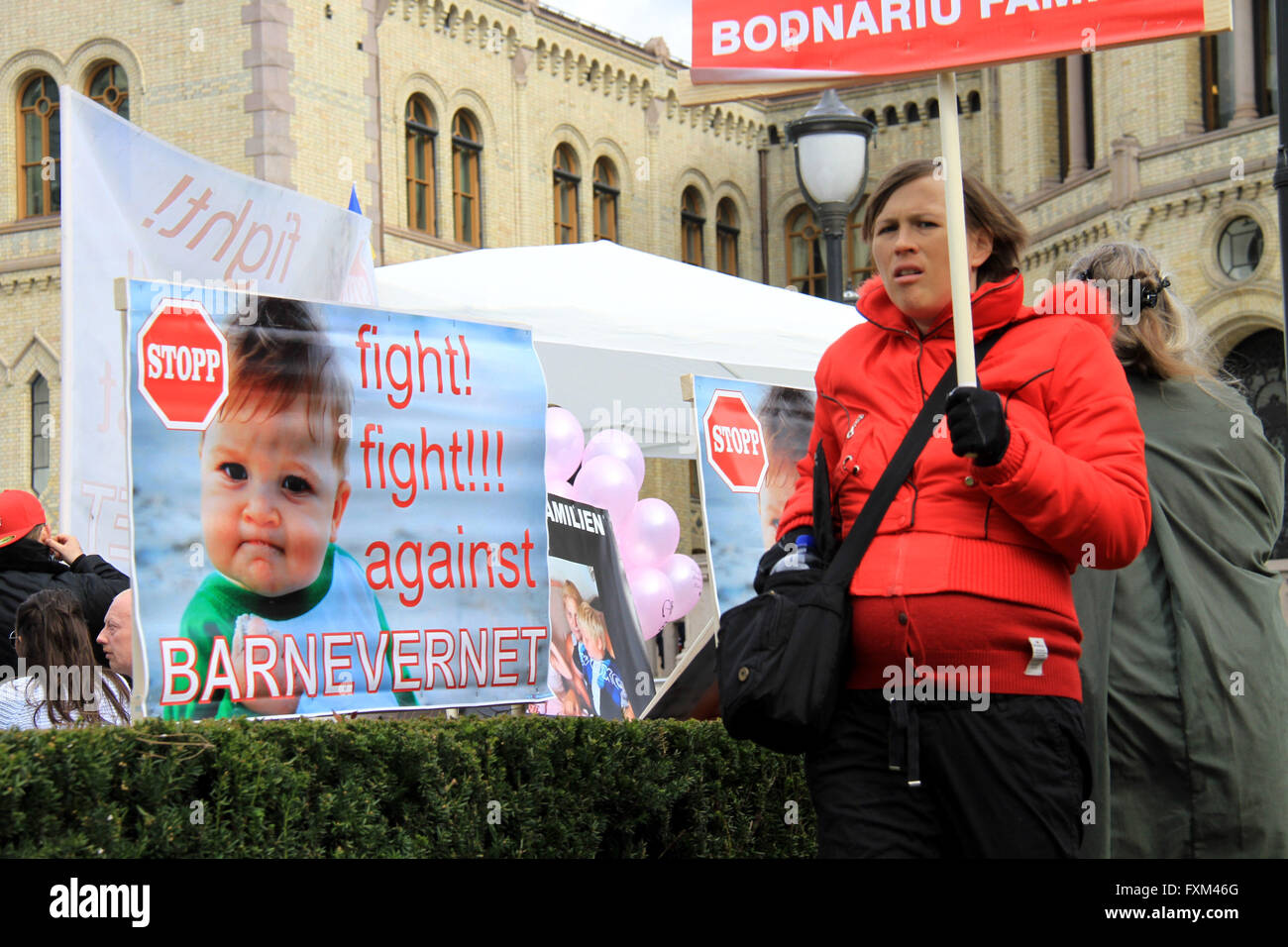 Oslo, Norvegia. Xvi Apr, 2016. Una donna incinta prende parte a una protesta contro la Norvegia è il benessere dei bambini servizio in modo aggressivo per prendere i bambini dai loro genitori a Oslo, Norvegia, Aprile 16, 2016. I sostenitori di dimostrazione riempito fino a una piazza nel centro di Oslo sabato come parte delle proteste globali contro la Norvegia è il benessere dei bambini servizio in modo aggressivo per prendere i bambini dai loro genitori, molte delle quali di origine straniera. Credito: Zhang Shuhui/Xinhua/Alamy Live News Foto Stock