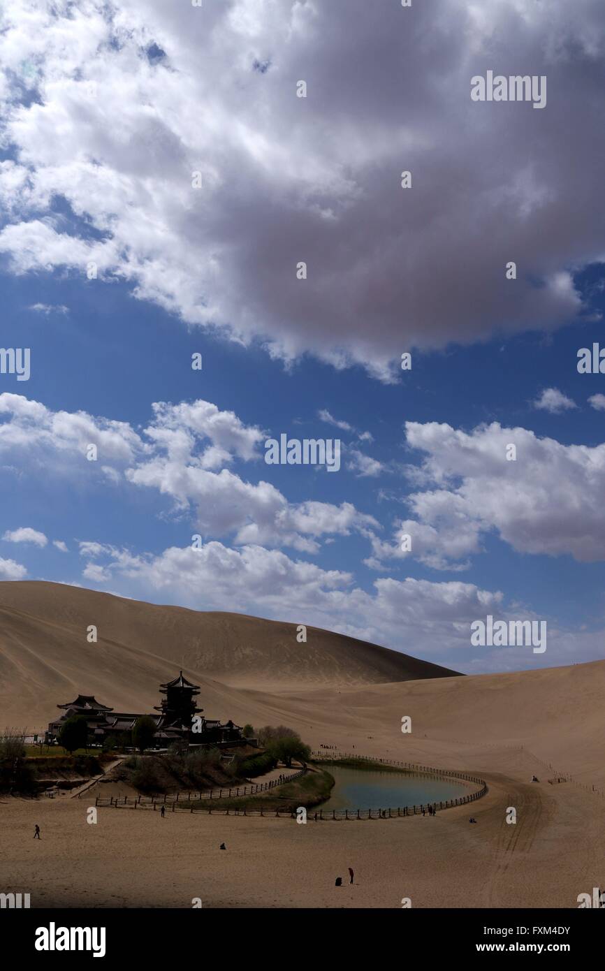 Jiuquan, la Cina della provincia di Gansu. Xvi Apr, 2016. La gente visita il Crescent Lake scenario spot in montagna Mingsha di Dunhuang City, a nord-ovest della Cina di Provincia di Gansu, Aprile 16, 2016. Dunhuang City ha dimostrato la sua naturale bellezza dopo una pioggia di Sabato. Credito: Zhang Xiaoliang/Xinhua/Alamy Live News Foto Stock