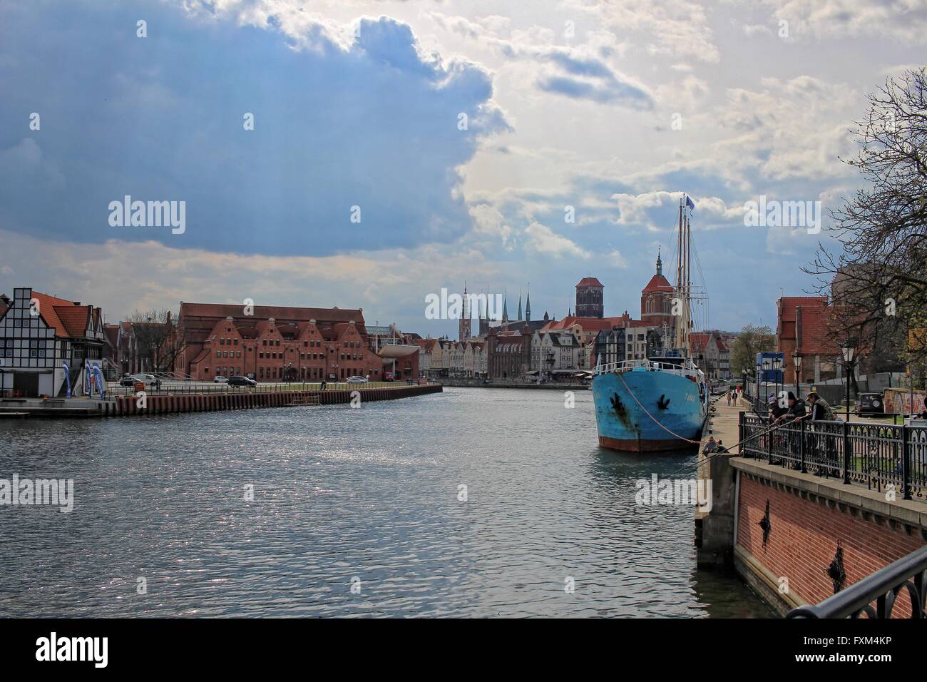 Gdansk, Polonia 16th, Aprile 2016 Vista generale del fiume Motlawa canal A Danzica Centro citta'. Il governo polacco prevede di spendere 60 miliardi di PLN sull'acqua di rete di autostrade in polonia per costruire una rete di acqua che collega il nord e il sud del paese. Il piano prevede il regolamento e l' approfondimento dei fiumi esistenti e la costruzione di nuovi canali e briglie impegnative. Trasporto di acqua dalla legge nad Giustizia (PI) di governo, ha per sostituire il trasporto su strada. Credito: Michal Fludra/Alamy Live News Foto Stock