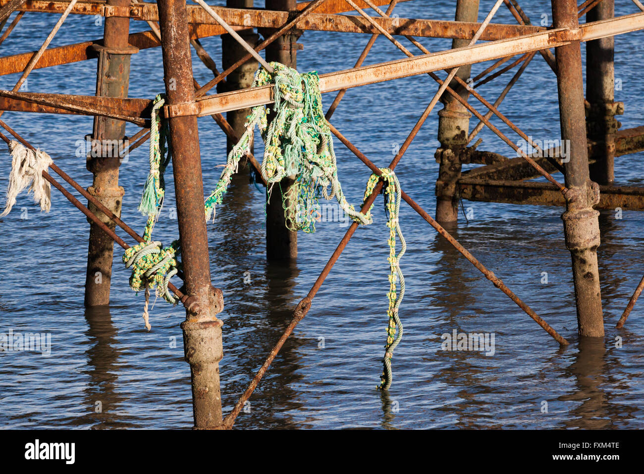 Vecchia rete da pesca catturati fino sul molo Foto Stock